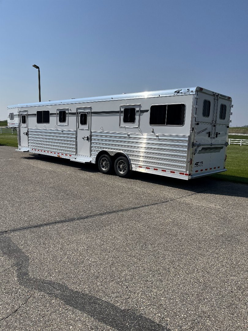 New 2027 4-Star Trailers 6-9 Horse Head to Head Horse Trailer