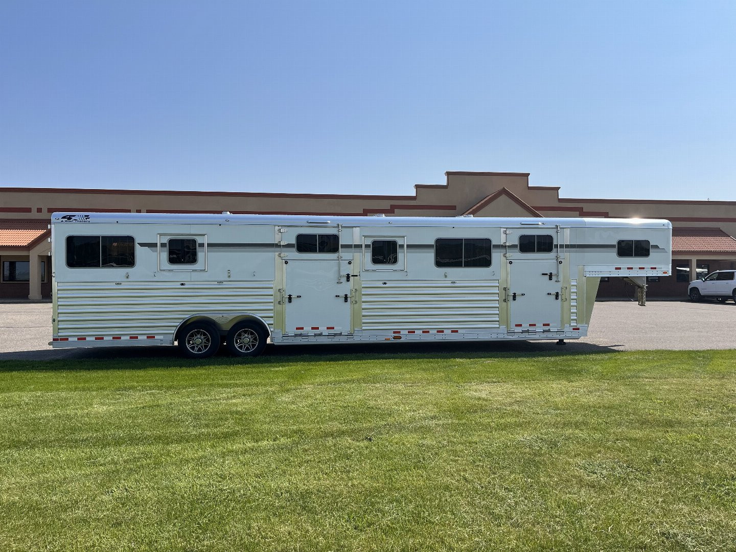 New 2027 4-Star Trailers 6-9 Horse Head to Head Horse Trailer