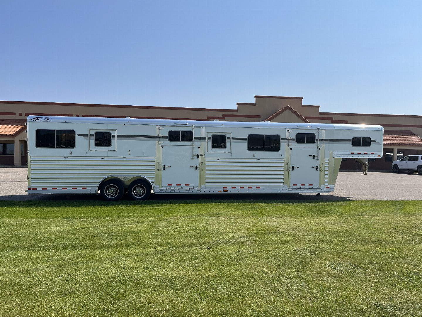 New 2027 4-Star Trailers 6-9 Horse Head to Head Horse Trailer