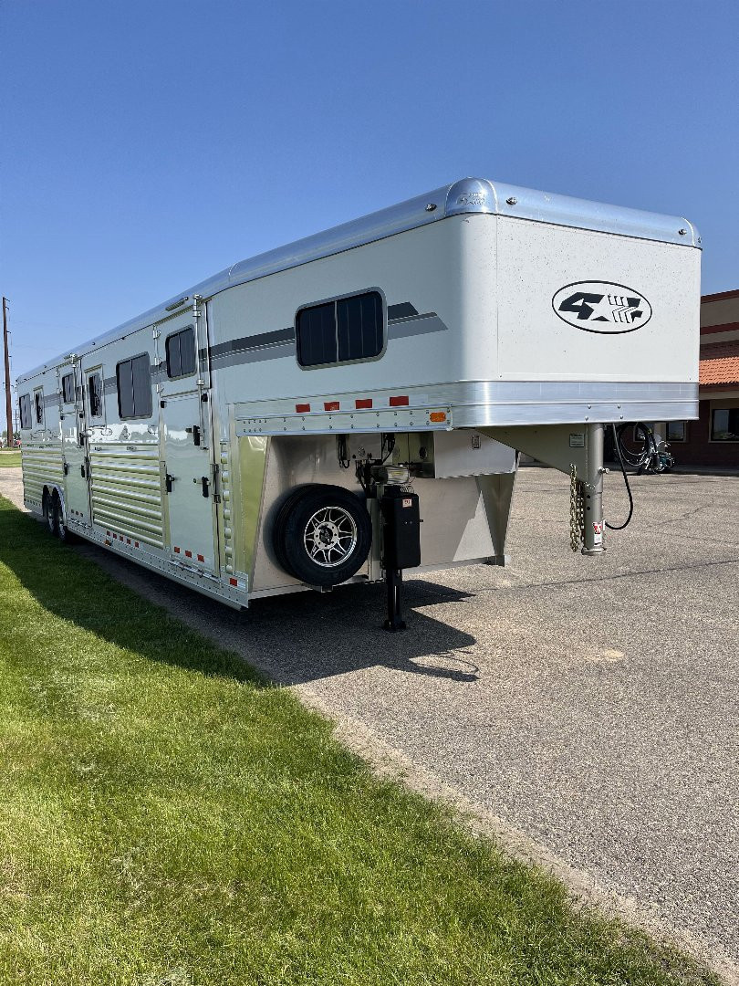 New 2027 4-Star Trailers 6-9 Horse Head to Head Horse Trailer
