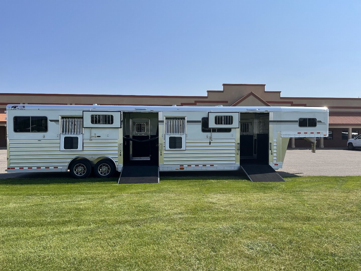 New 2027 4-Star Trailers 6-9 Horse Head to Head Horse Trailer