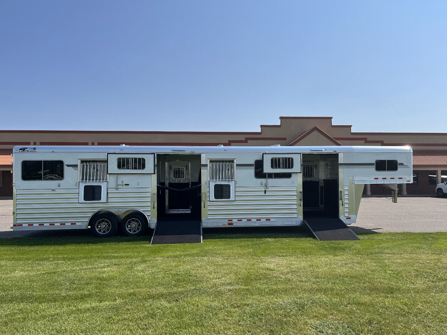 New 2027 4-Star Trailers 6-9 Horse Head to Head Horse Trailer