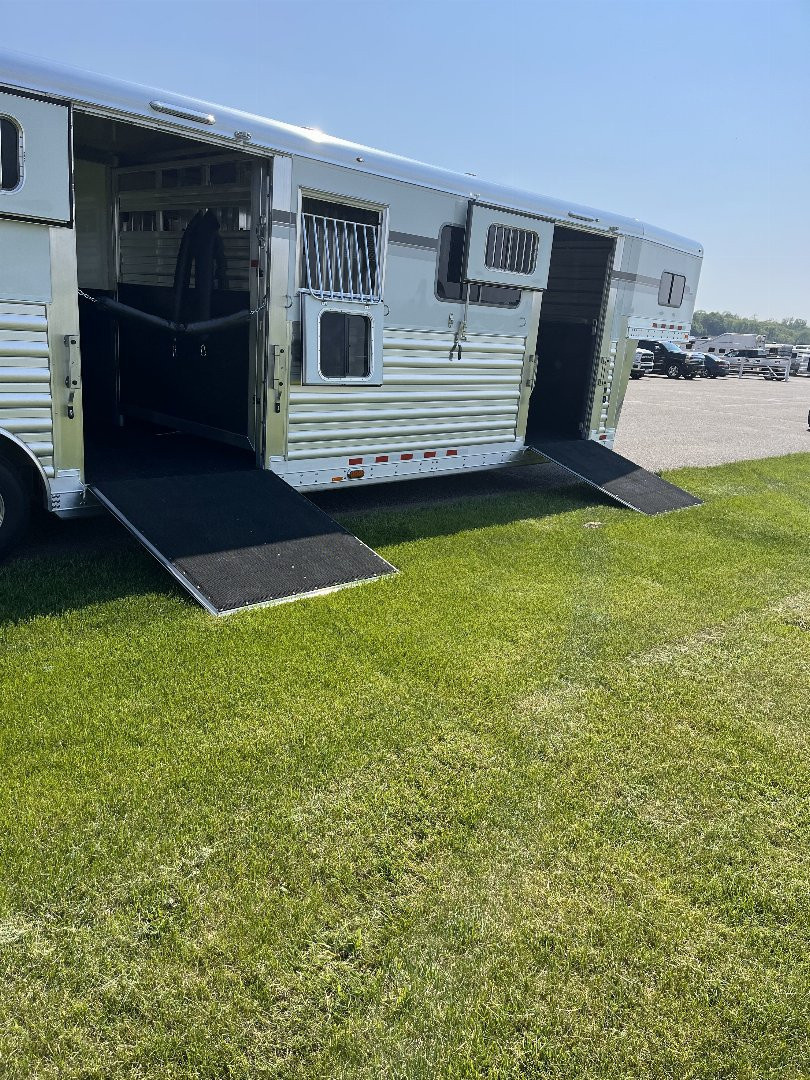 New 2027 4-Star Trailers 6-9 Horse Head to Head Horse Trailer