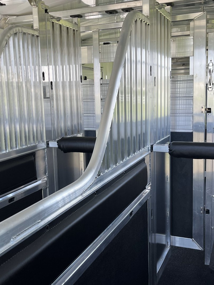 New 2027 4-Star Trailers 6-9 Horse Head to Head Horse Trailer