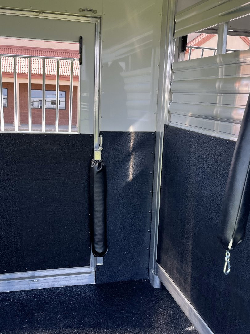 New 2027 4-Star Trailers 6-9 Horse Head to Head Horse Trailer