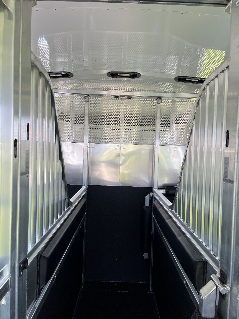 New 2027 4-Star Trailers 6-9 Horse Head to Head Horse Trailer