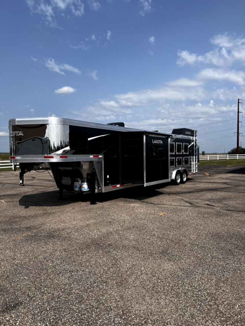 New 2024 Lakota 4H 13' LQ C8413SR Horse Trailer