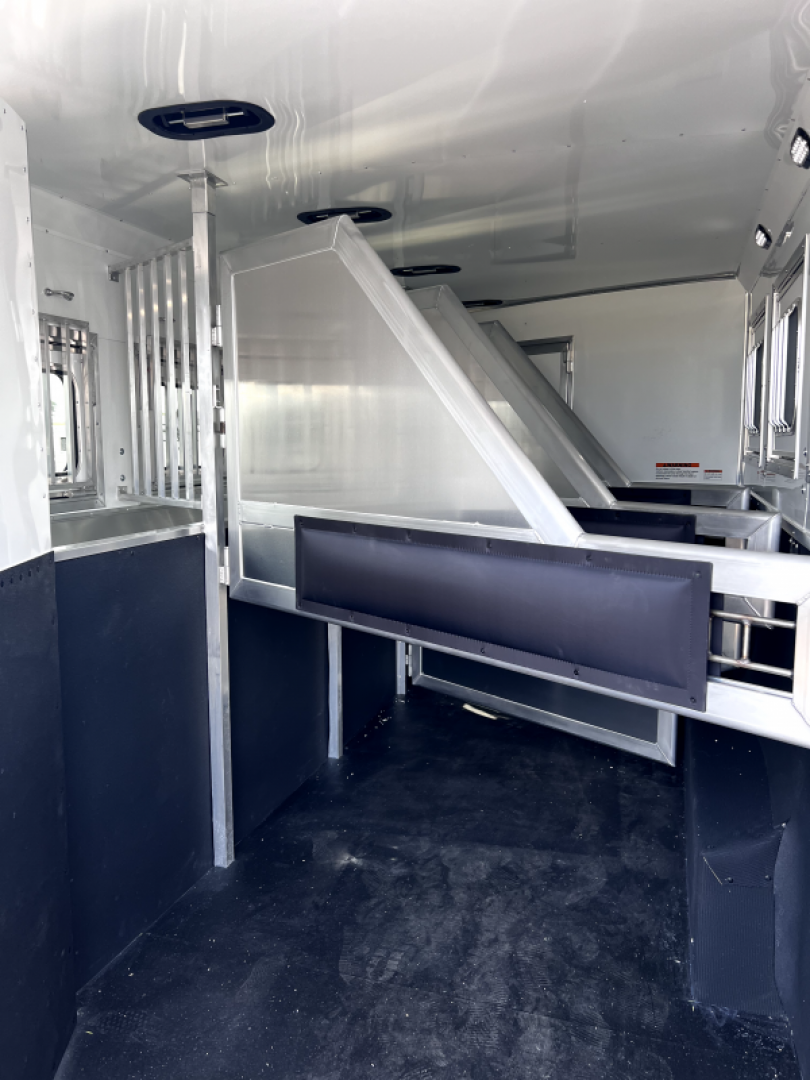 New 2024 Lakota 4H 13' LQ C8413SR Horse Trailer