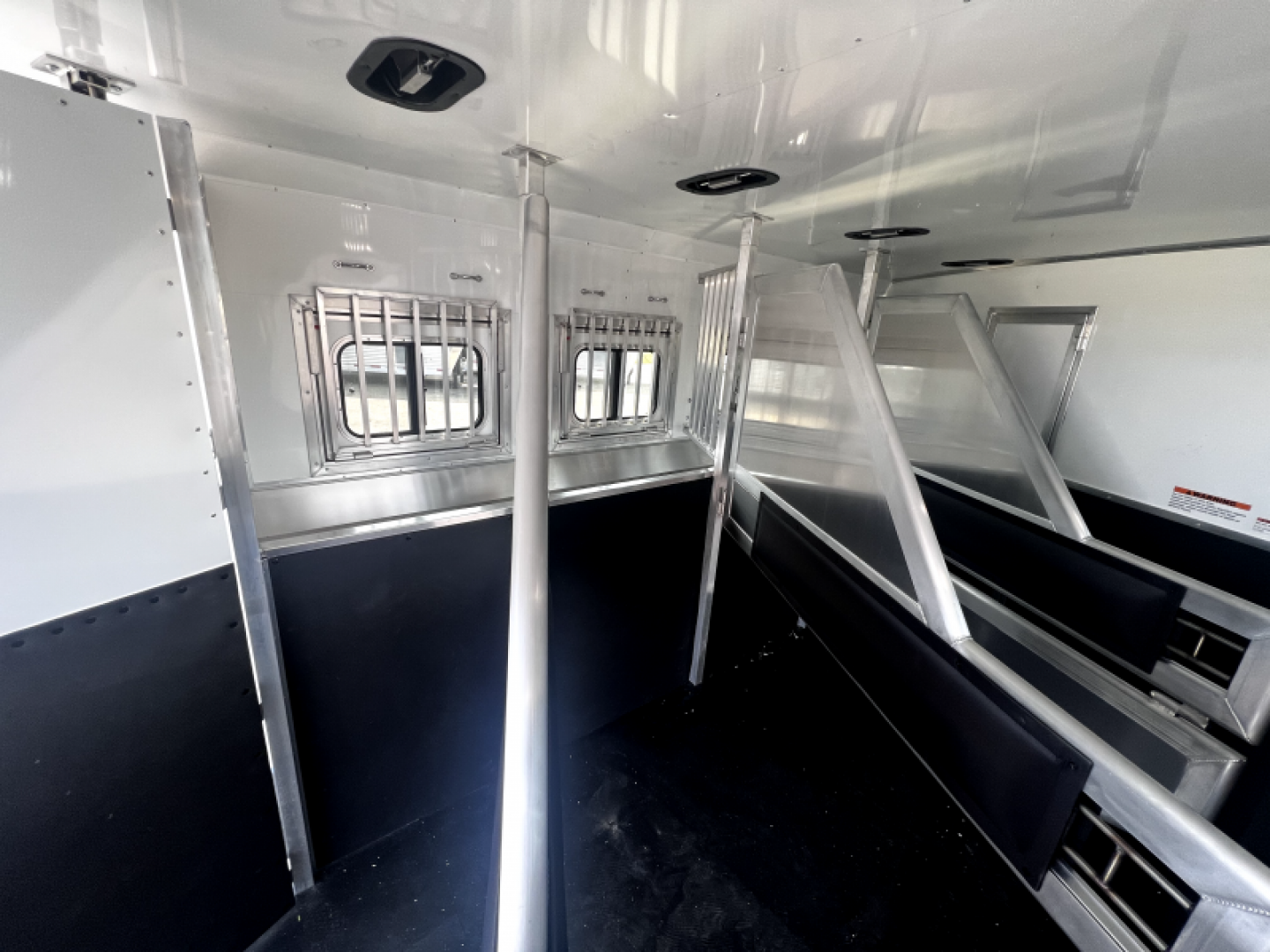 New 2024 Lakota 4H 13' LQ C8413SR Horse Trailer