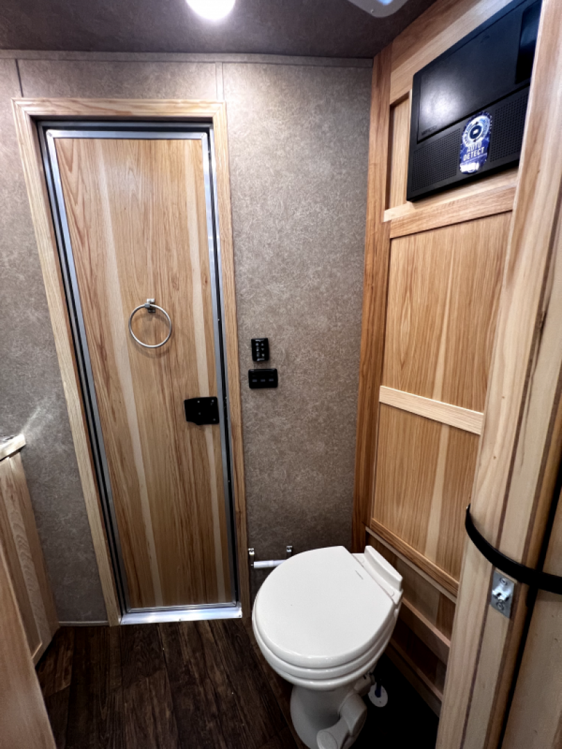New 2024 Lakota 4H 13' LQ C8413SR Horse Trailer