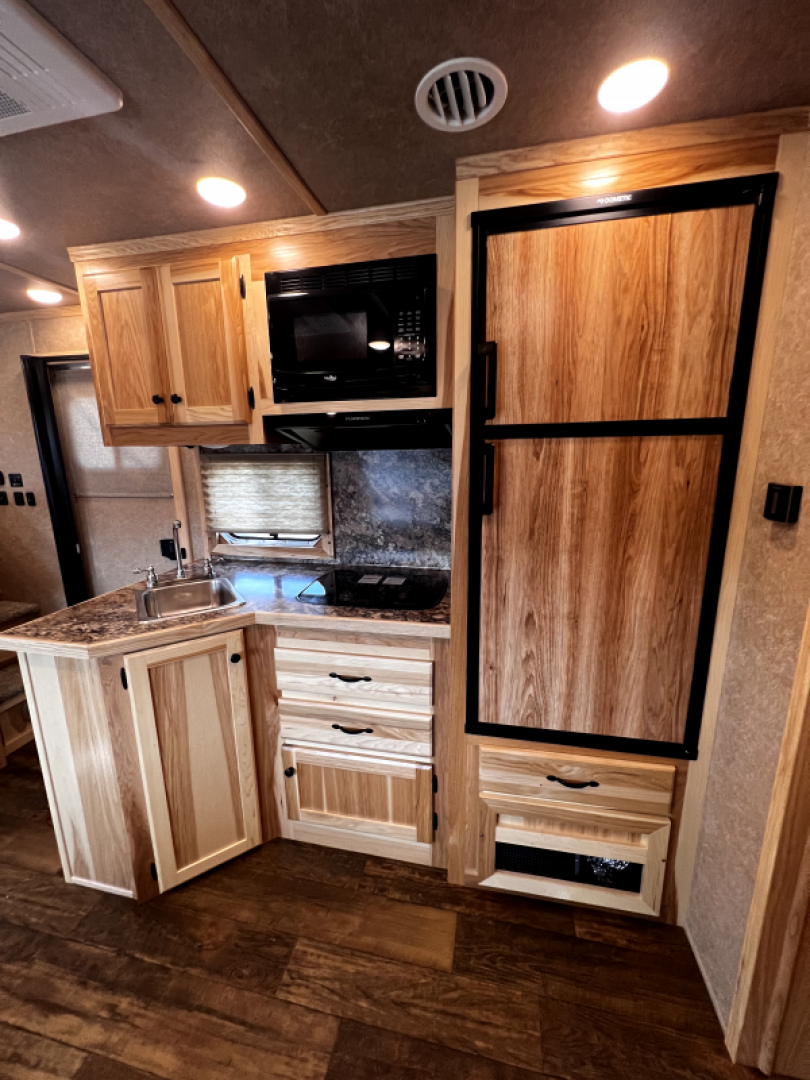 New 2024 Lakota 4H 13' LQ C8413SR Horse Trailer