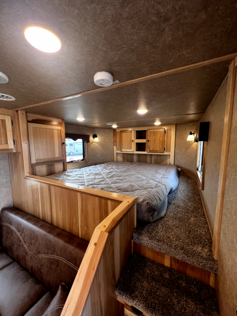 New 2024 Lakota 4H 13' LQ C8413SR Horse Trailer