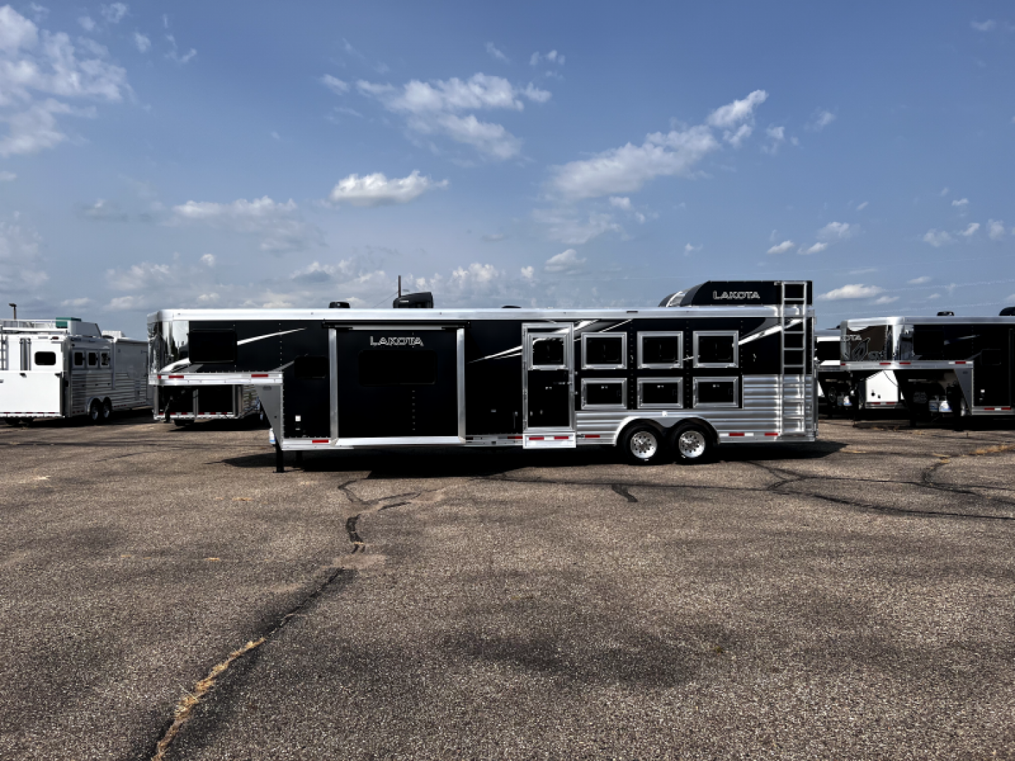 New 2024 Lakota 4H 13' LQ C8413SR Horse Trailer
