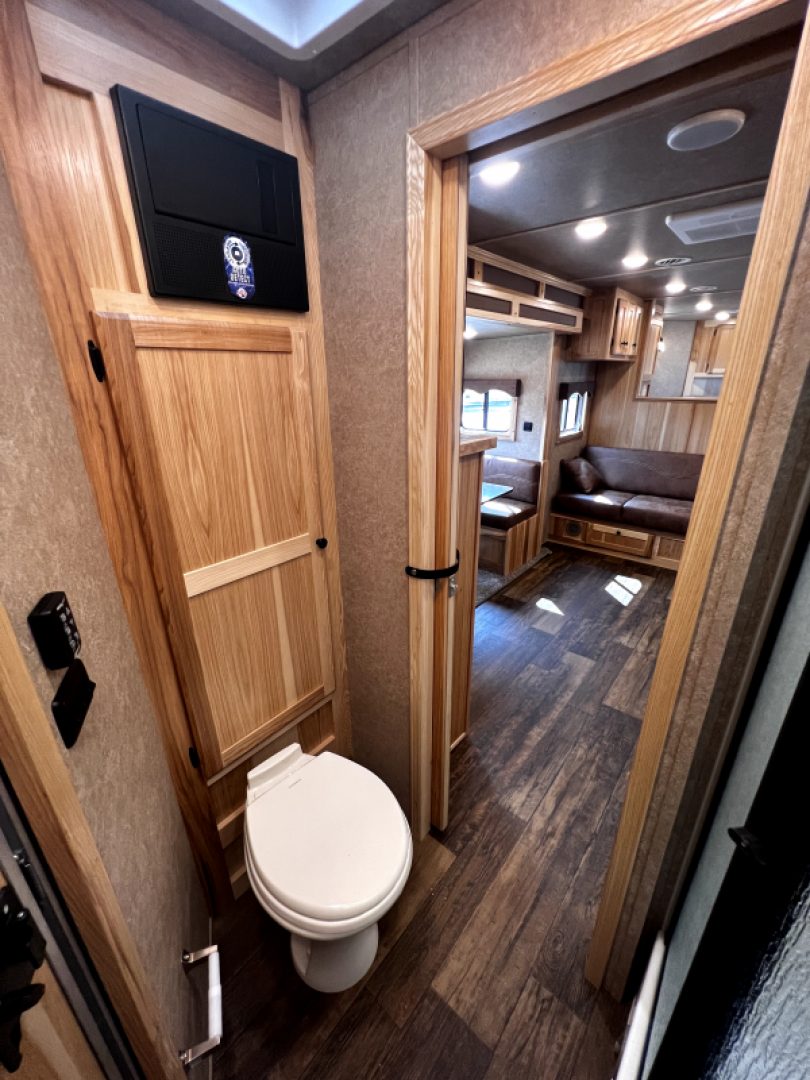 New 2024 Lakota 4H 13' LQ C8413SR Horse Trailer