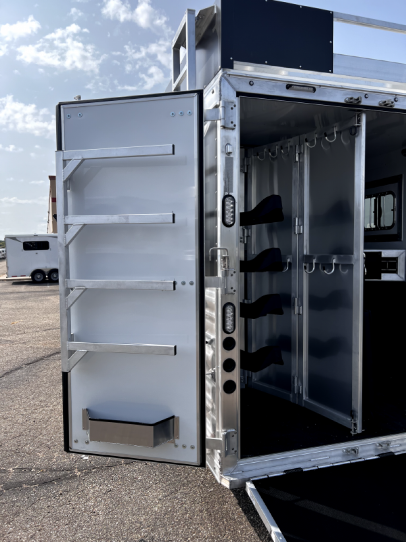 New 2024 Lakota 4H 13' LQ C8413SR Horse Trailer