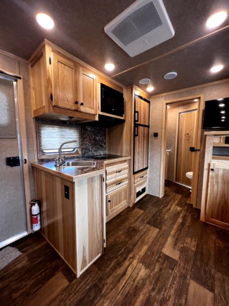 New 2024 Lakota 4H 13' LQ C8413SR Horse Trailer