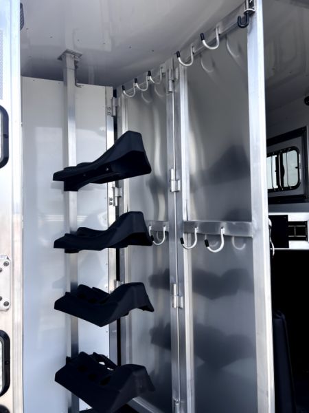 New 2024 Lakota 4H 13' LQ C8413SR Horse Trailer