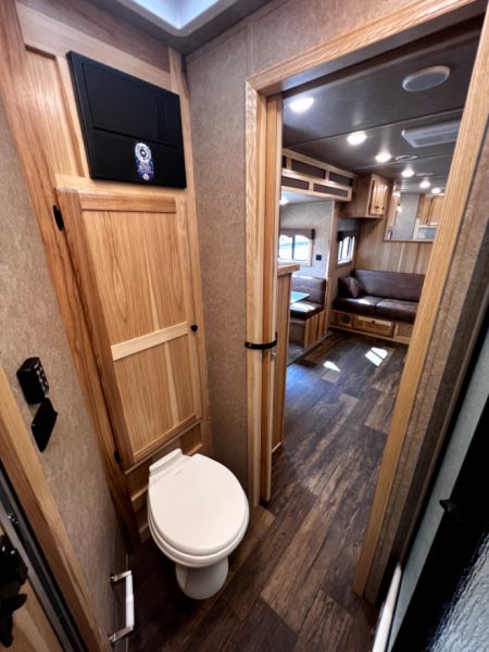 New 2024 Lakota 4H 13' LQ C8413SR Horse Trailer
