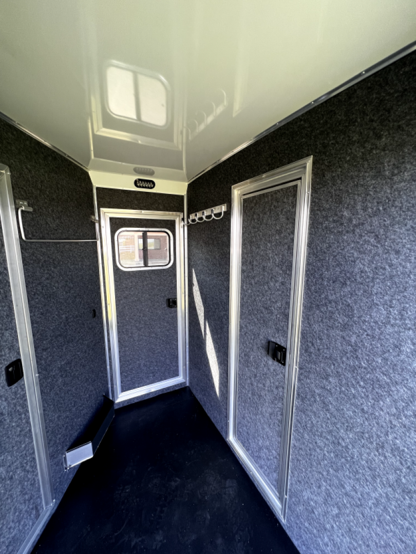New 2024 Lakota 14' LE 13' LQ LE81413 Horse Trailer
