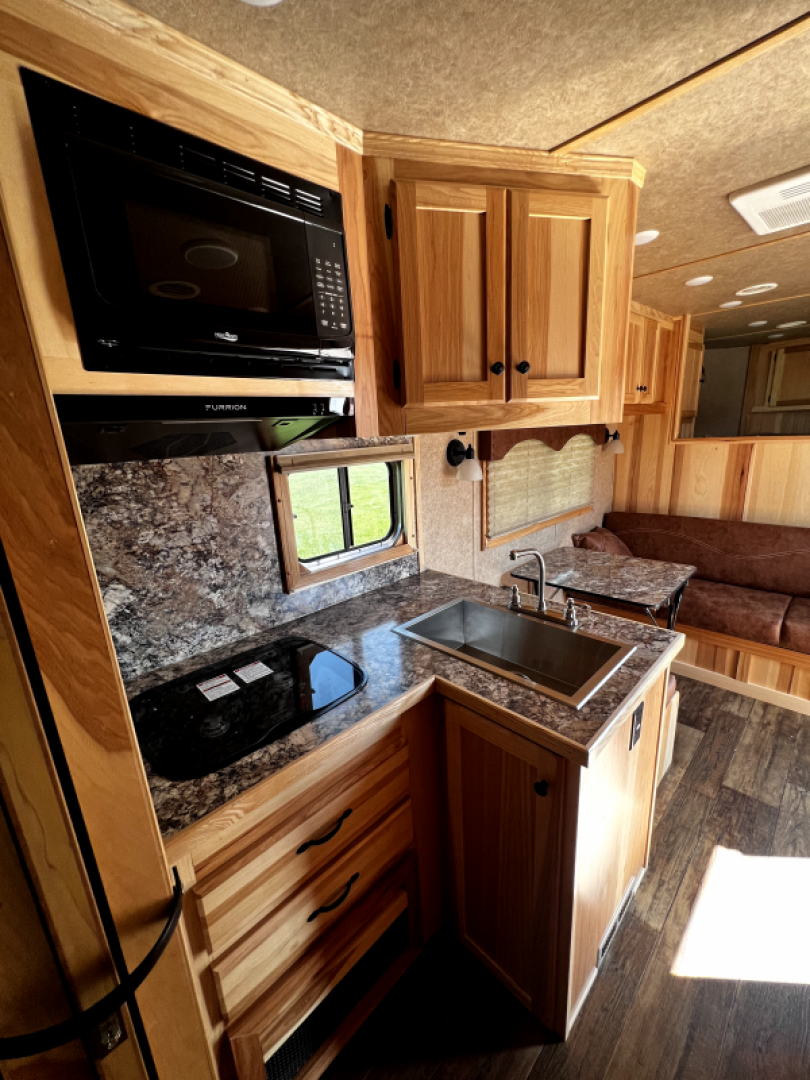 New 2024 Lakota 14' LE 13' LQ LE81413 Horse Trailer