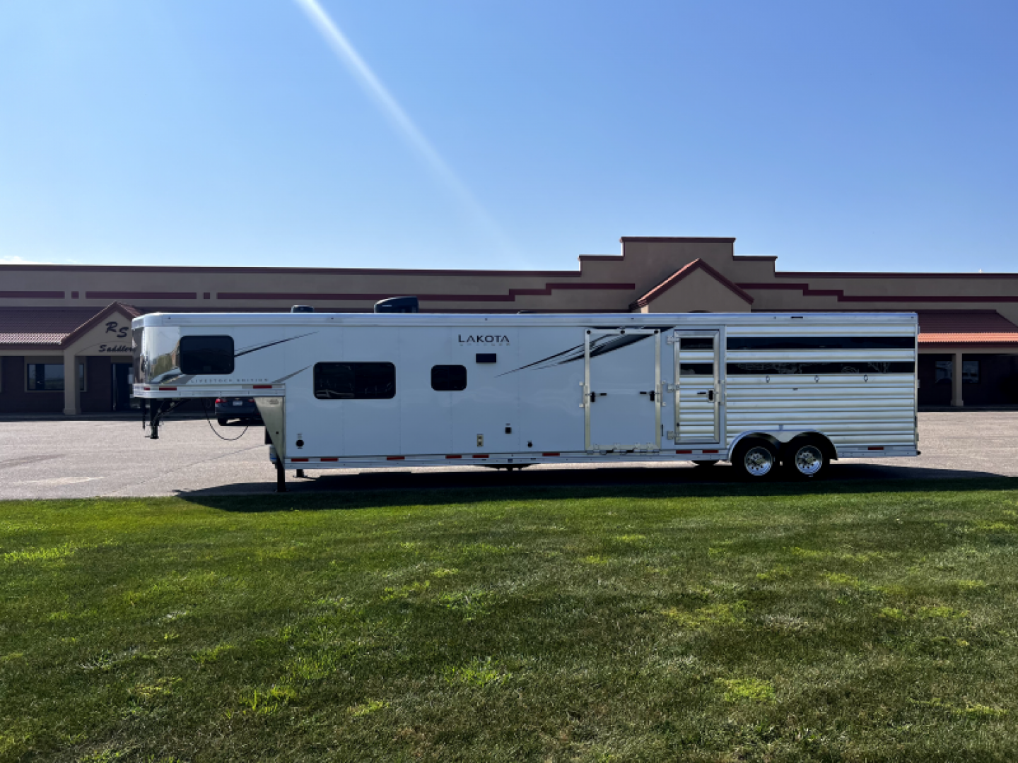 New 2024 Lakota 14' LE 13' LQ LE81413 Horse Trailer