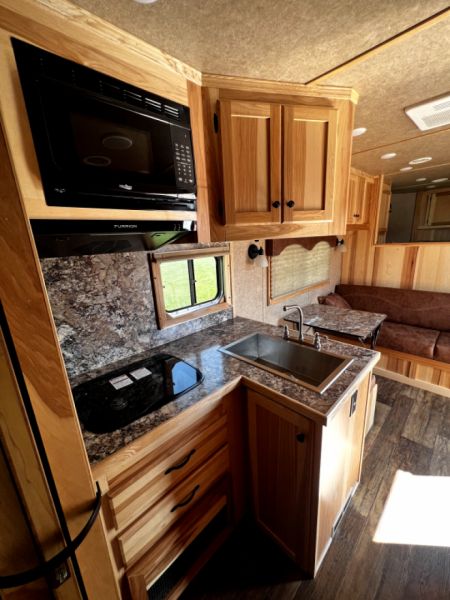 New 2024 Lakota 14' LE 13' LQ LE81413 Horse Trailer