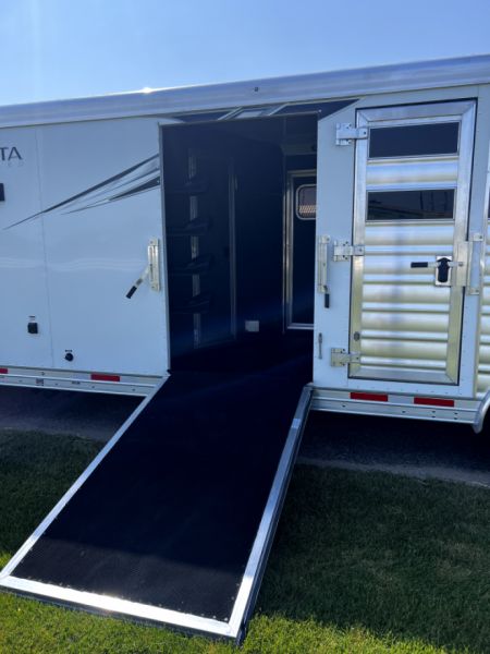New 2024 Lakota 14' LE 13' LQ LE81413 Horse Trailer