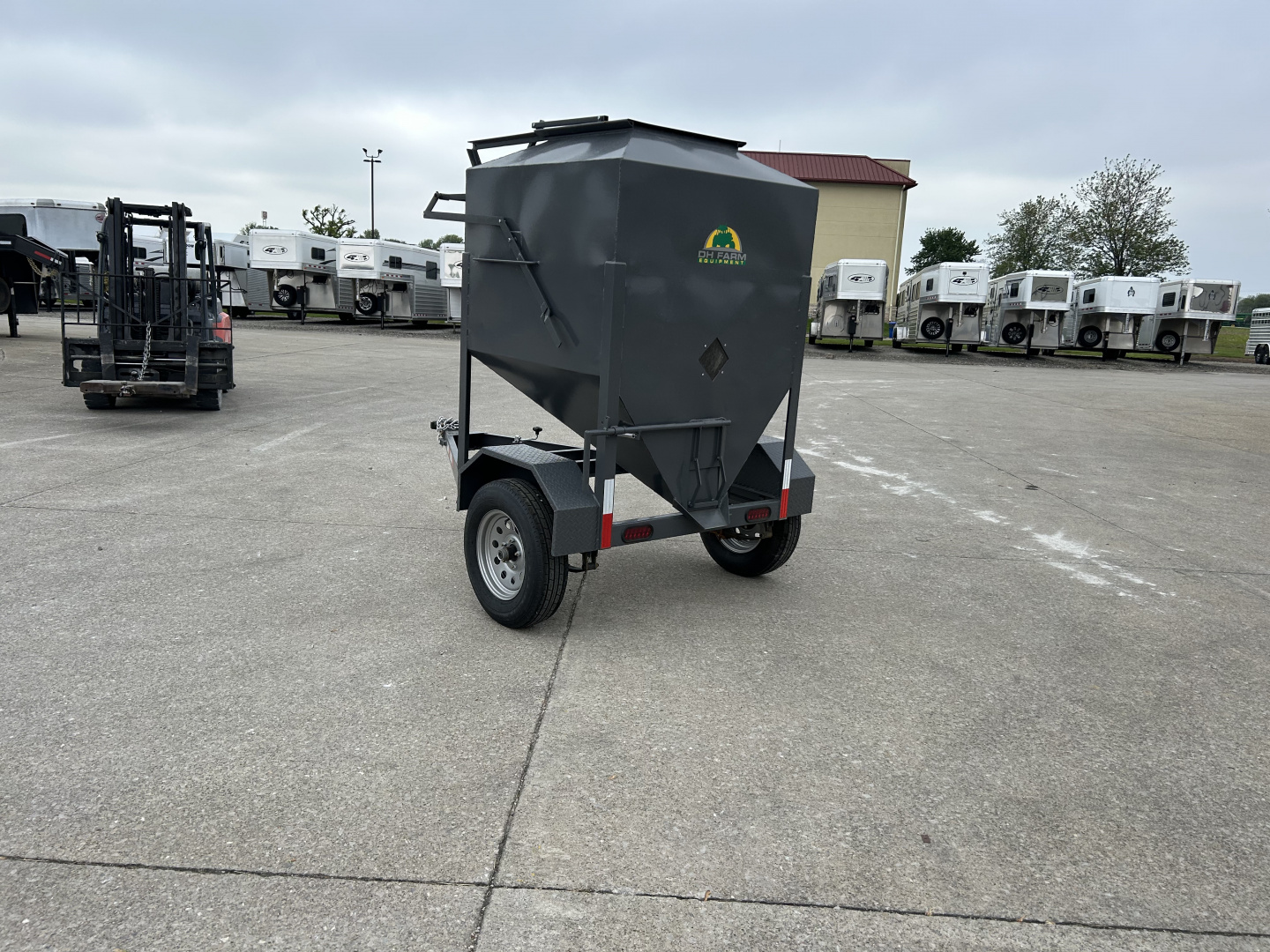 New 2026 Other 1 Ton Bulk Feed Buggy Livestock Equipment