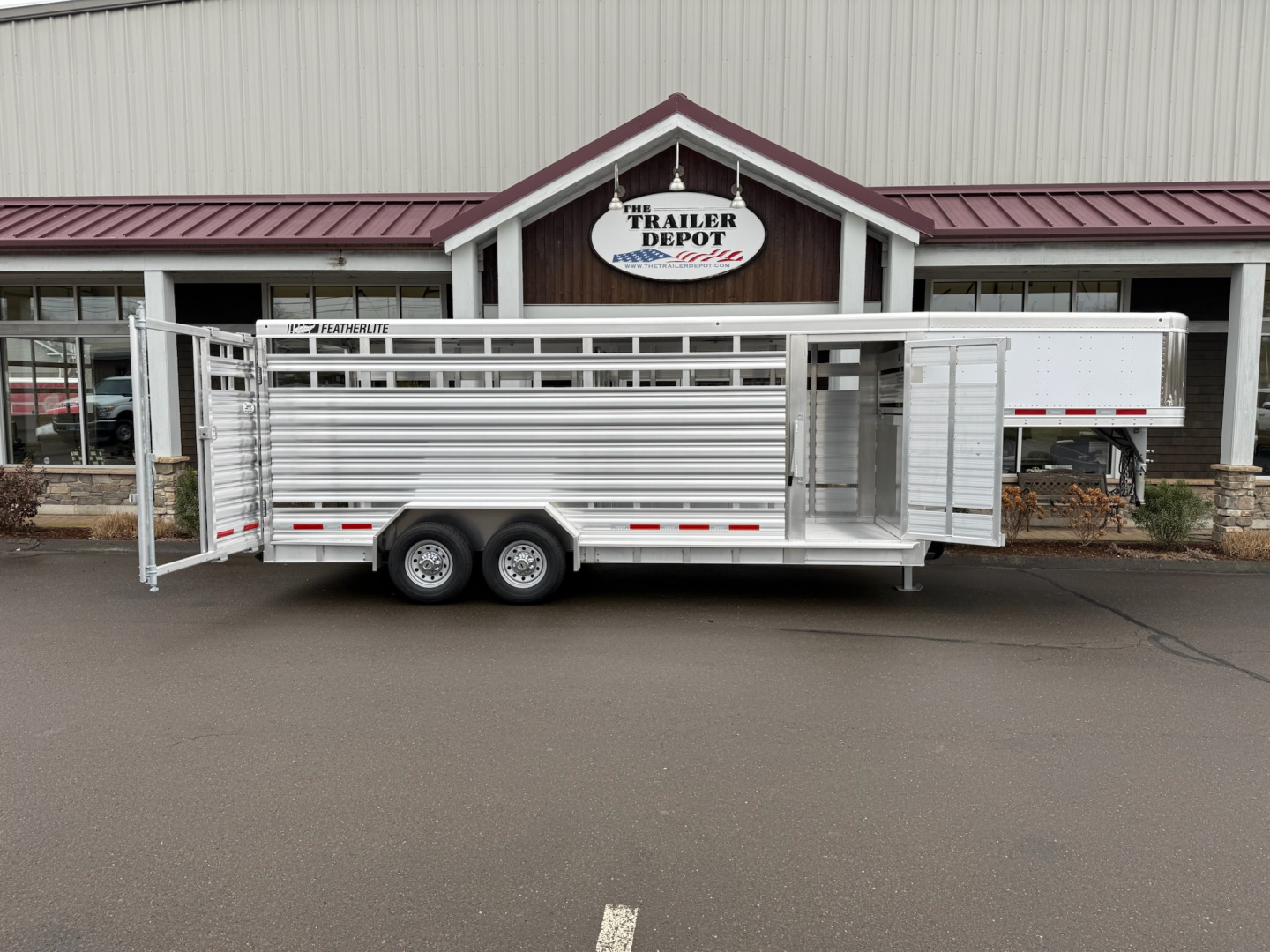 New Featherlite 7' x 20' Gooseneck Livestock Trailer 14K