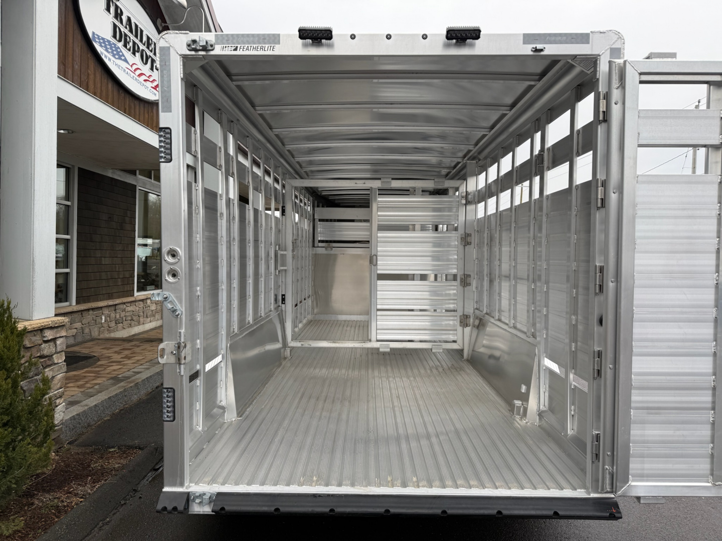 New Featherlite 7' x 20' Gooseneck Livestock Trailer 14K