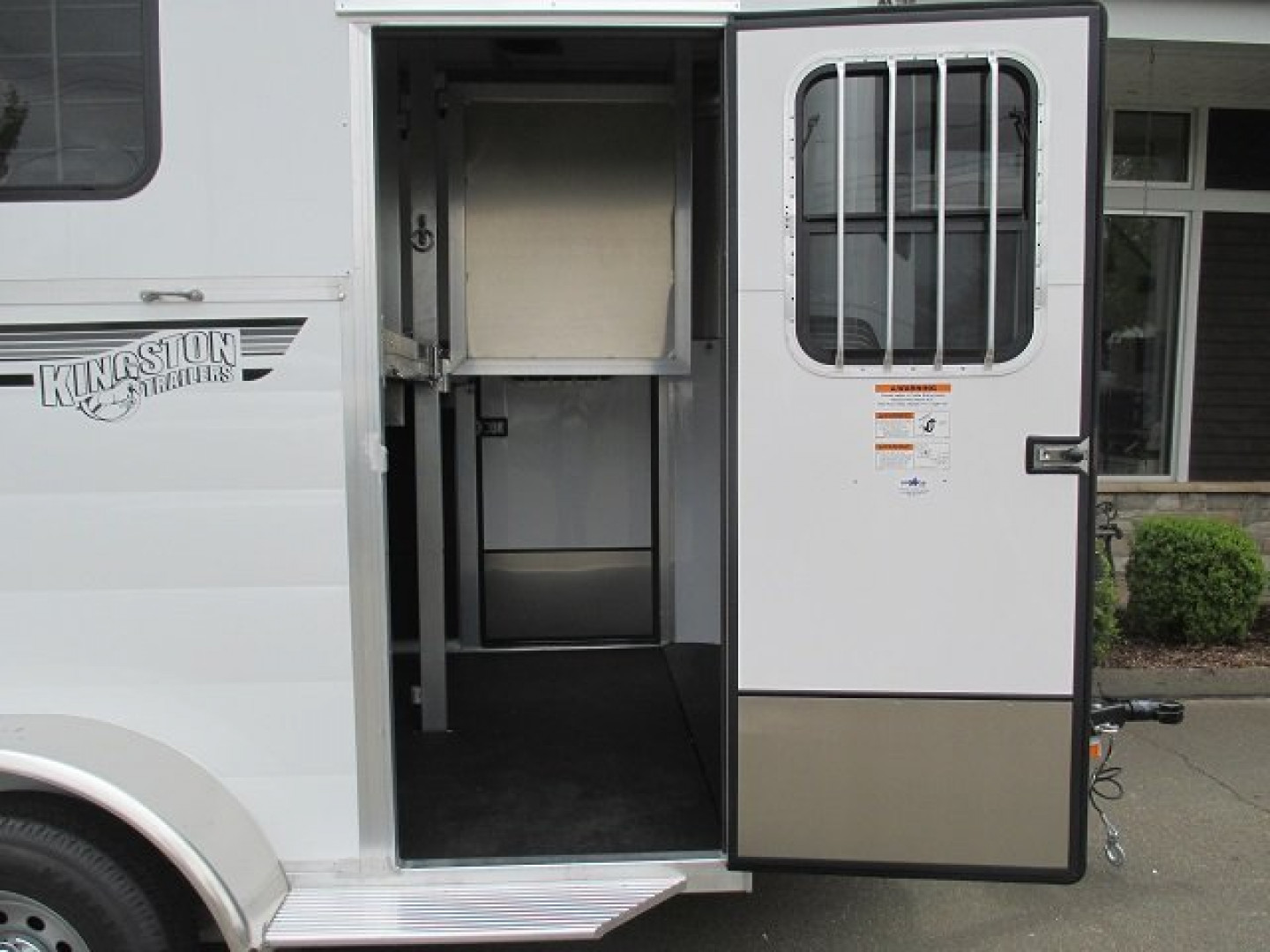 New KINGSTON 2-HORSE STRAIGHT LOAD BUMPER PULL TRAILER