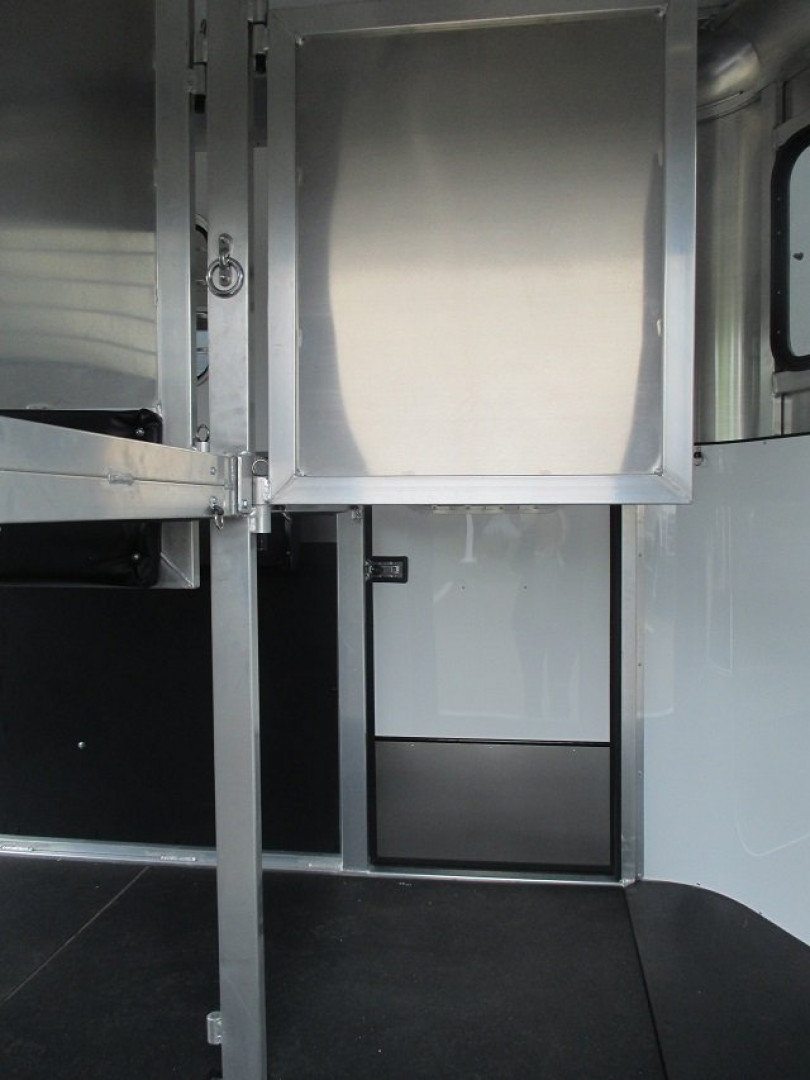 New KINGSTON 2-HORSE STRAIGHT LOAD BUMPER PULL TRAILER
