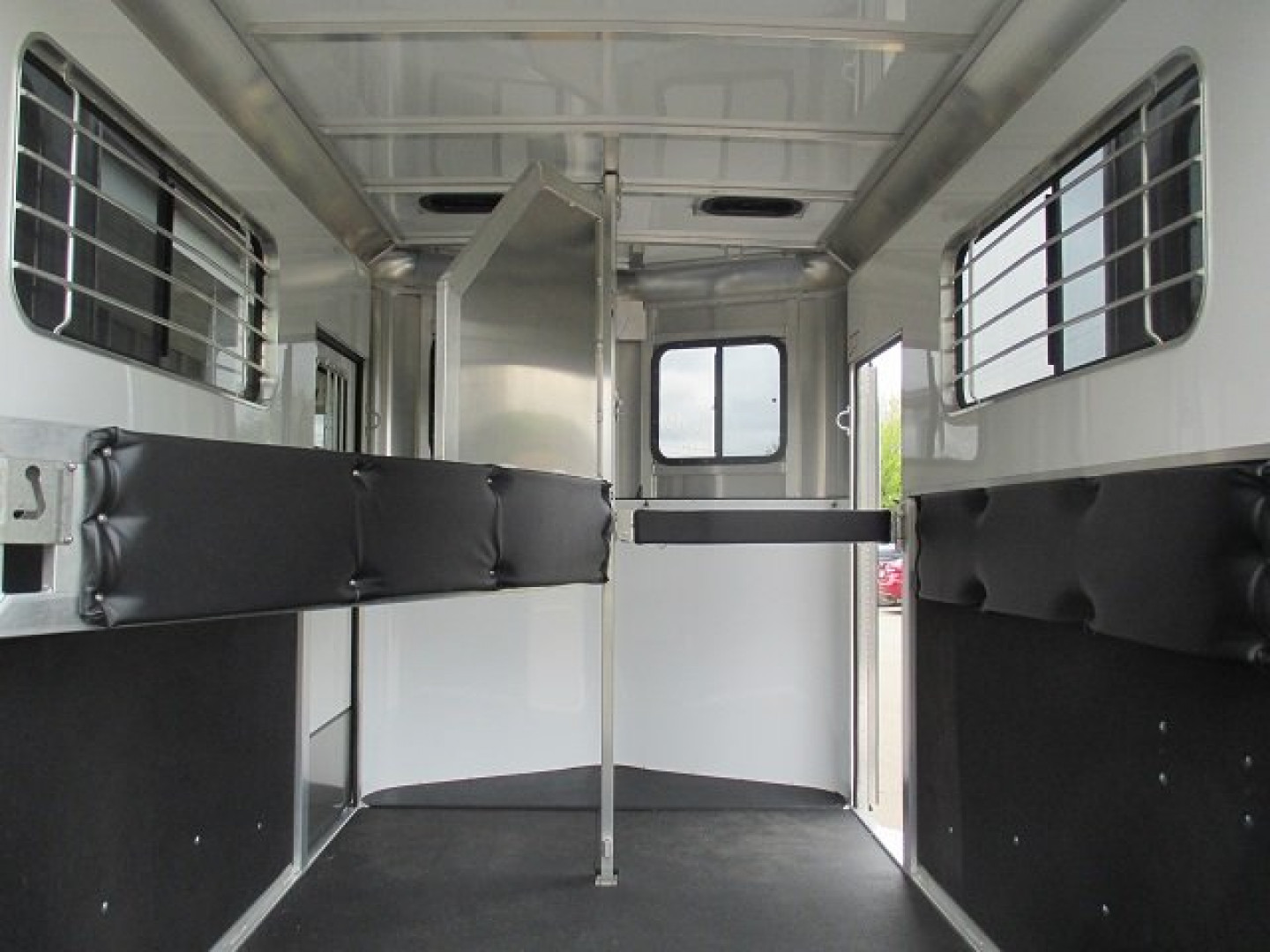 New KINGSTON 2-HORSE STRAIGHT LOAD BUMPER PULL TRAILER