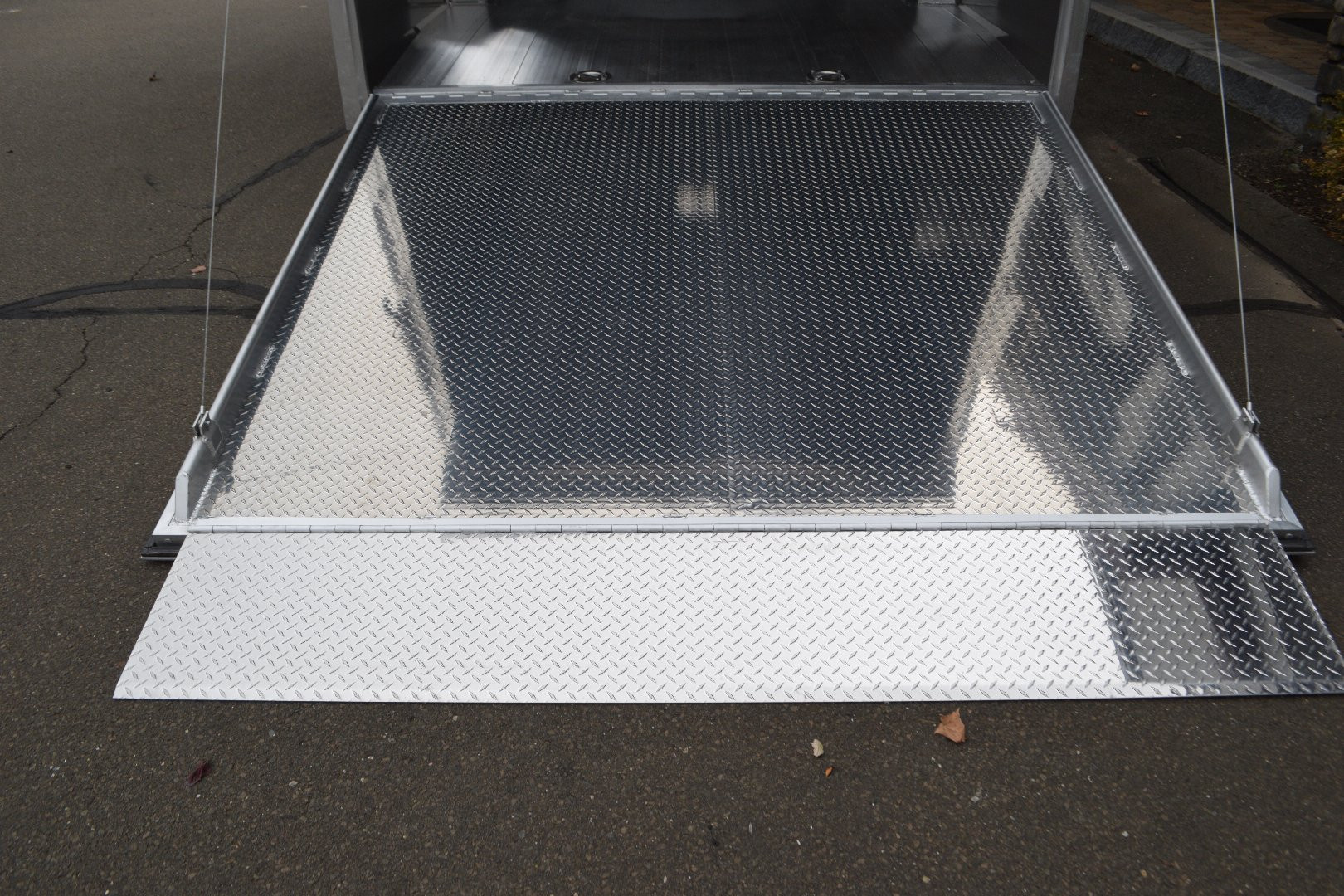 New Featherlite 8’6″ X 24′ ENCLOSED CAR HAULER 12K