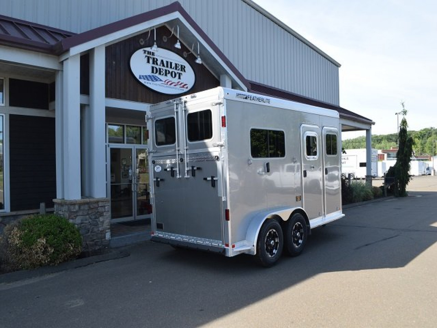 New FEATHERLITE 2-HORSE STRAIGHT LOAD WITH DRESSING ROOM