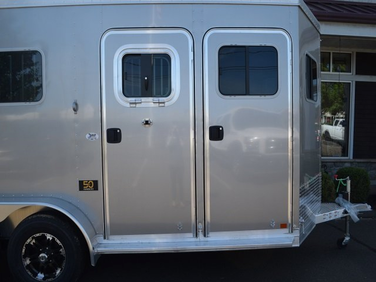 New FEATHERLITE 2-HORSE STRAIGHT LOAD WITH DRESSING ROOM