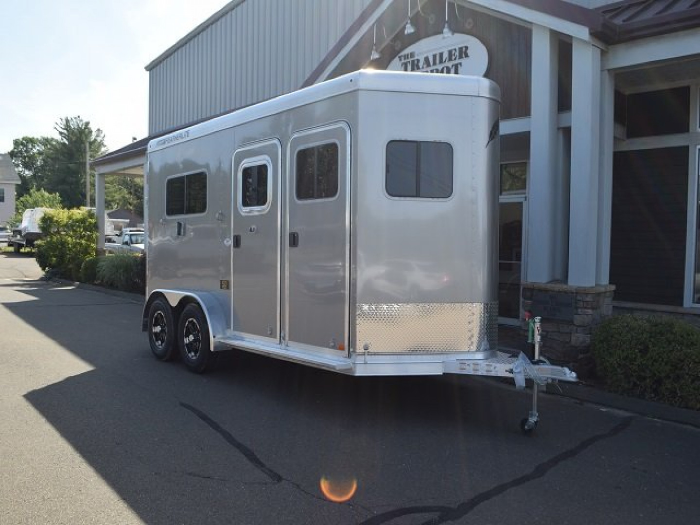 New FEATHERLITE 2-HORSE STRAIGHT LOAD WITH DRESSING ROOM