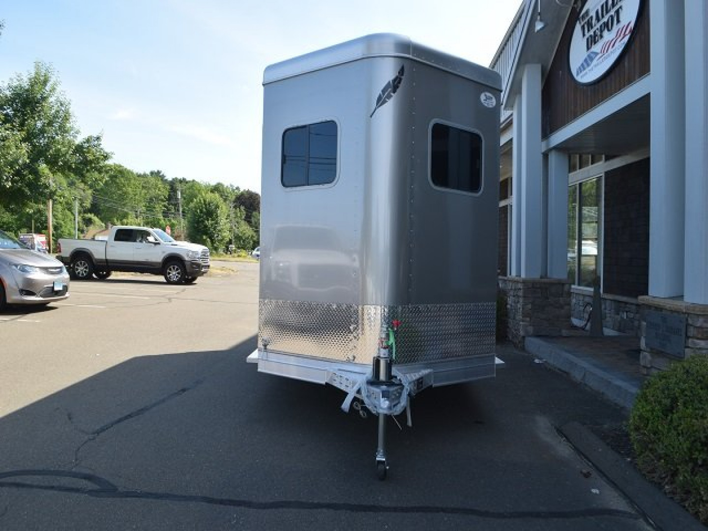 New FEATHERLITE 2-HORSE STRAIGHT LOAD WITH DRESSING ROOM