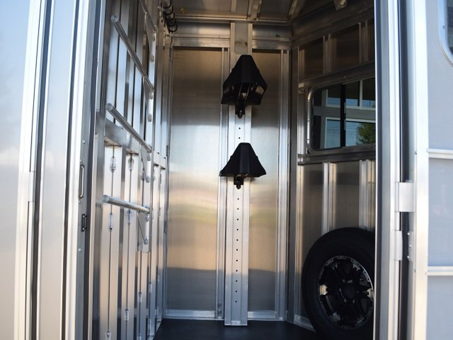 New FEATHERLITE 2-HORSE STRAIGHT LOAD WITH DRESSING ROOM
