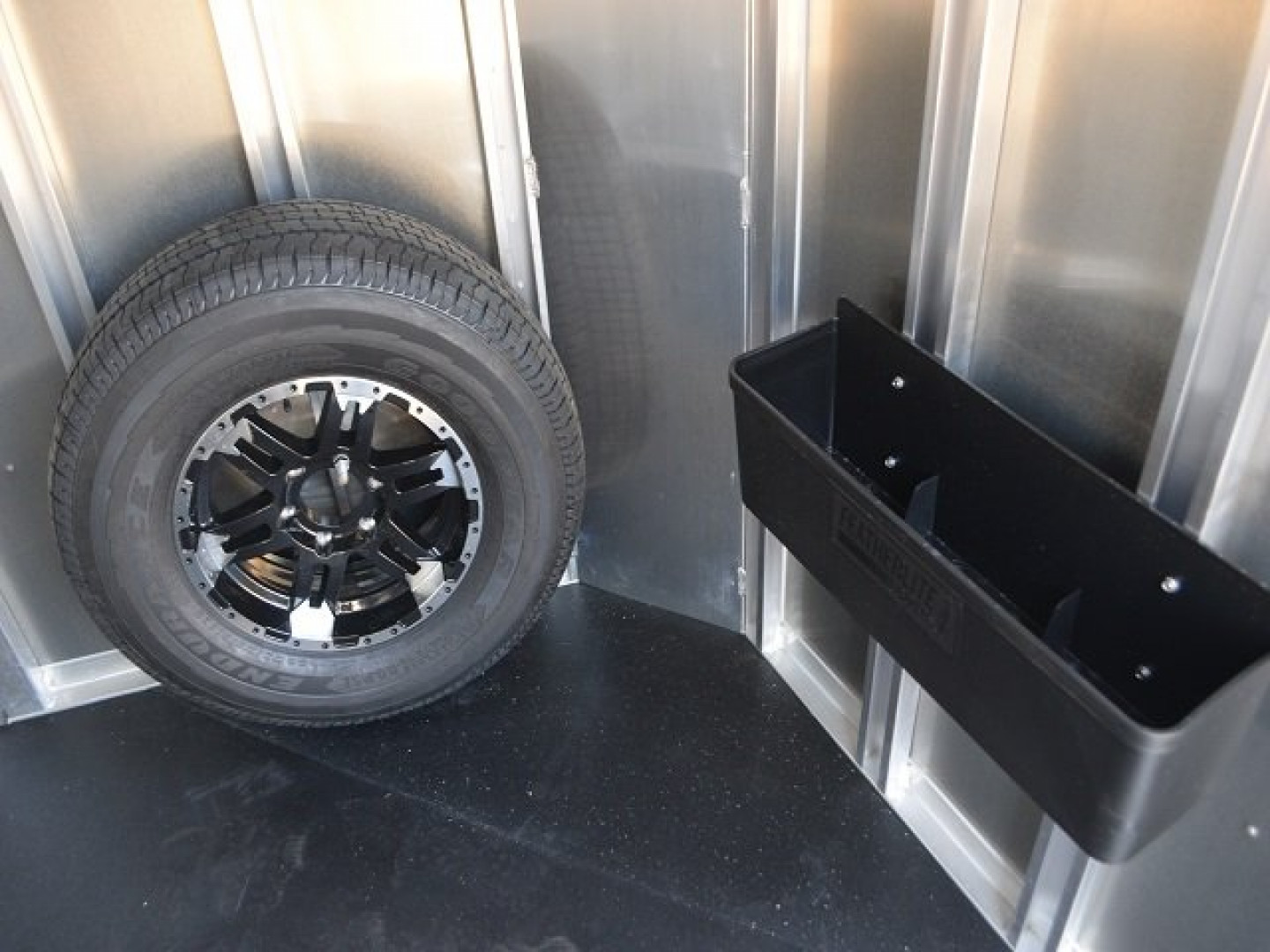 New FEATHERLITE 2-HORSE STRAIGHT LOAD WITH DRESSING ROOM