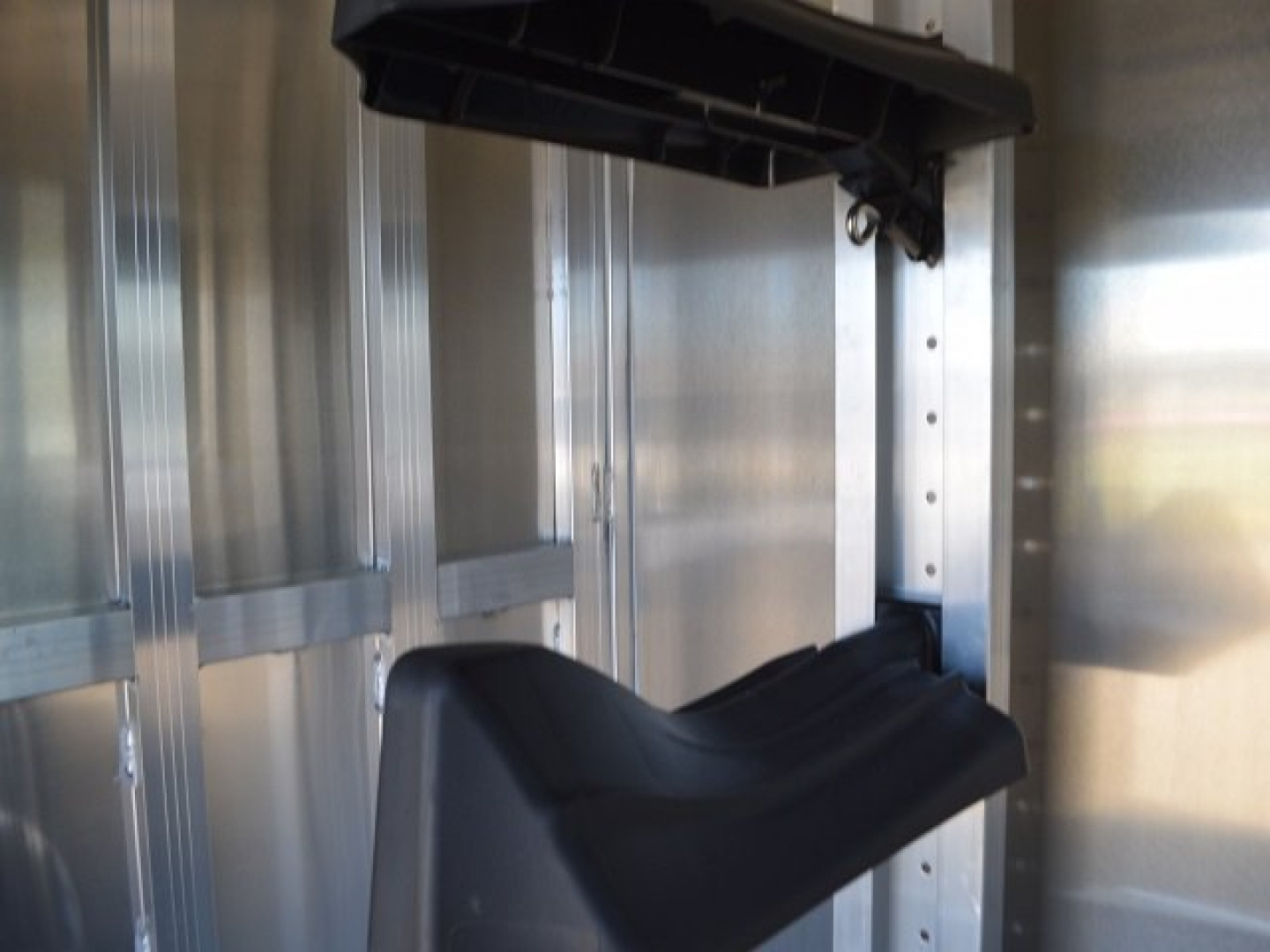 New FEATHERLITE 2-HORSE STRAIGHT LOAD WITH DRESSING ROOM