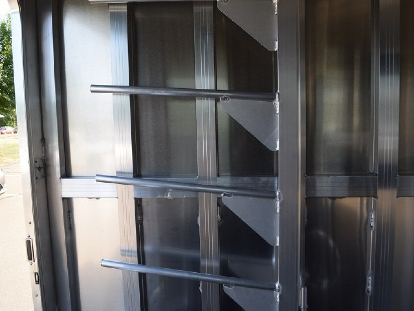 New FEATHERLITE 2-HORSE STRAIGHT LOAD WITH DRESSING ROOM