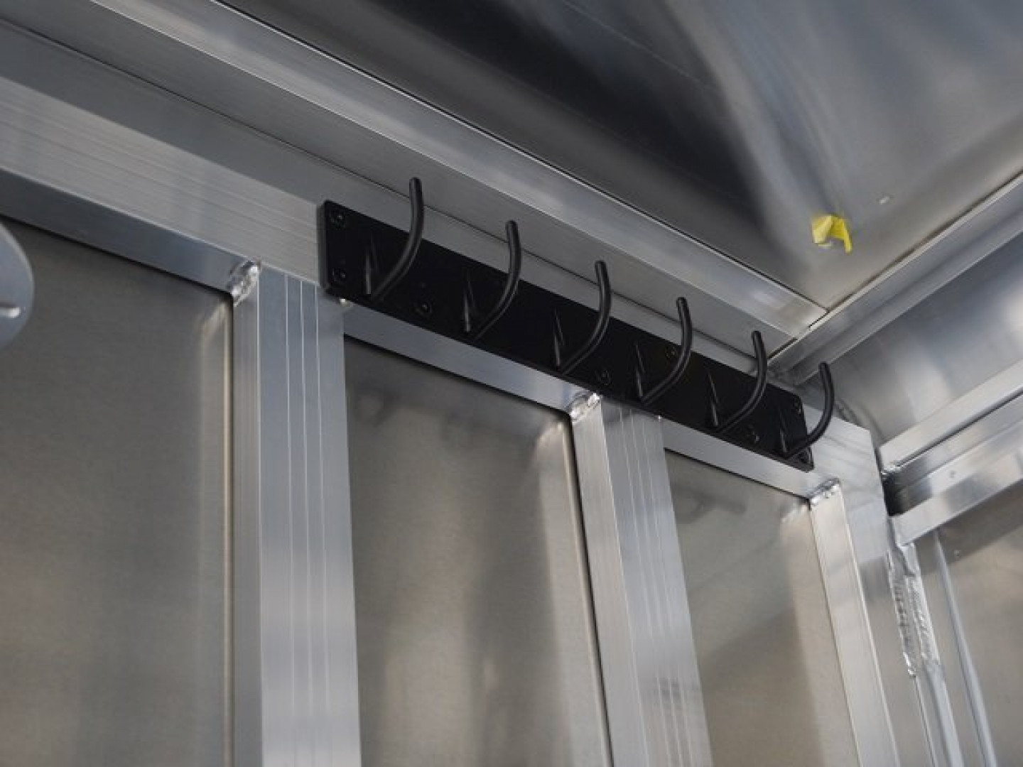 New FEATHERLITE 2-HORSE STRAIGHT LOAD WITH DRESSING ROOM