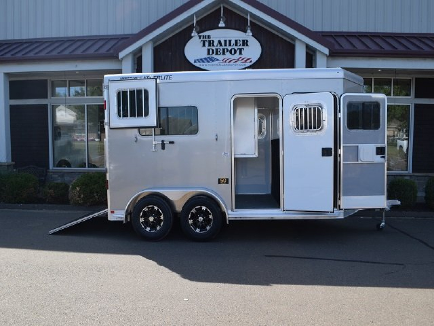 New FEATHERLITE 2-HORSE STRAIGHT LOAD WITH DRESSING ROOM