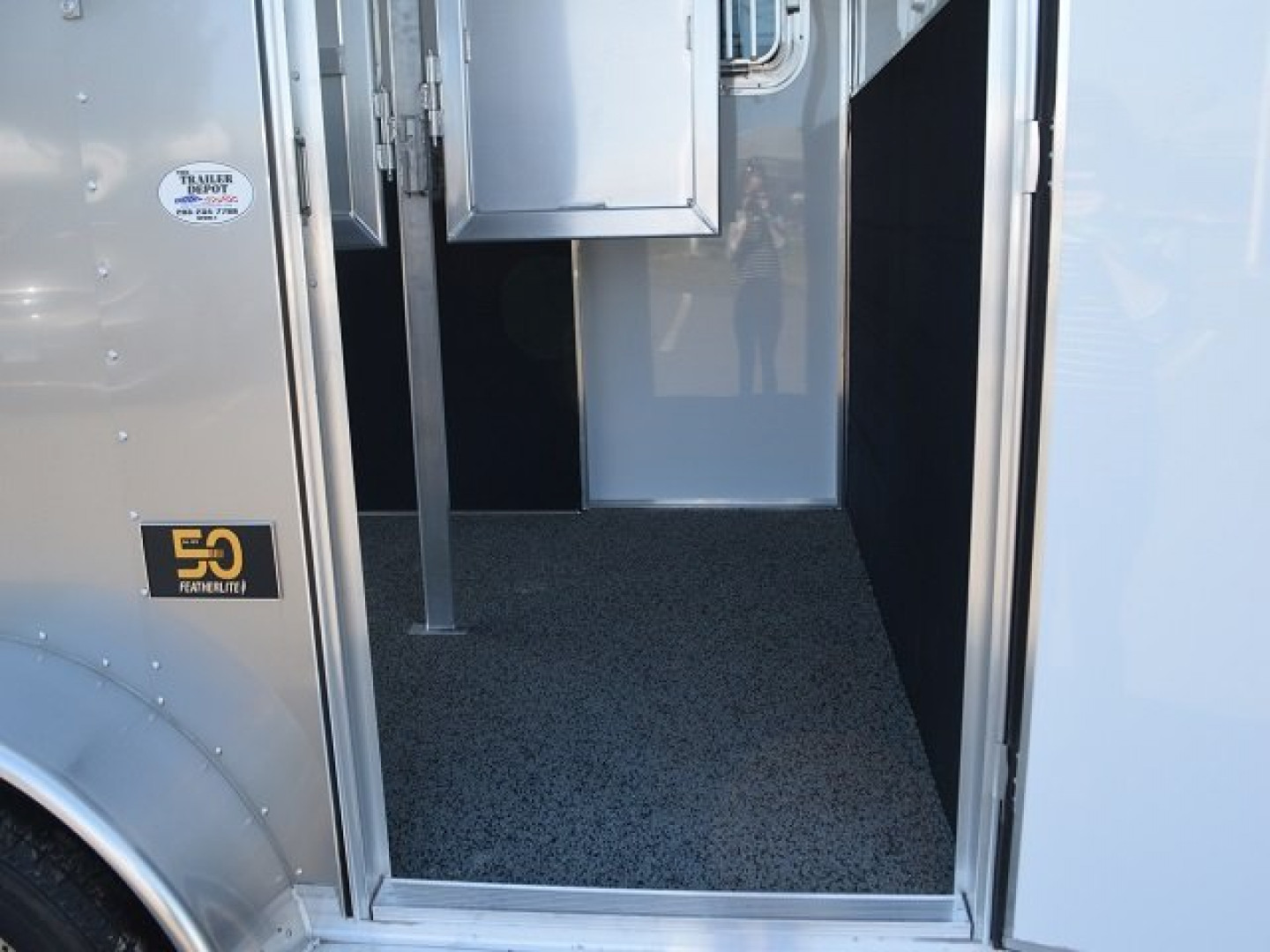 New FEATHERLITE 2-HORSE STRAIGHT LOAD WITH DRESSING ROOM