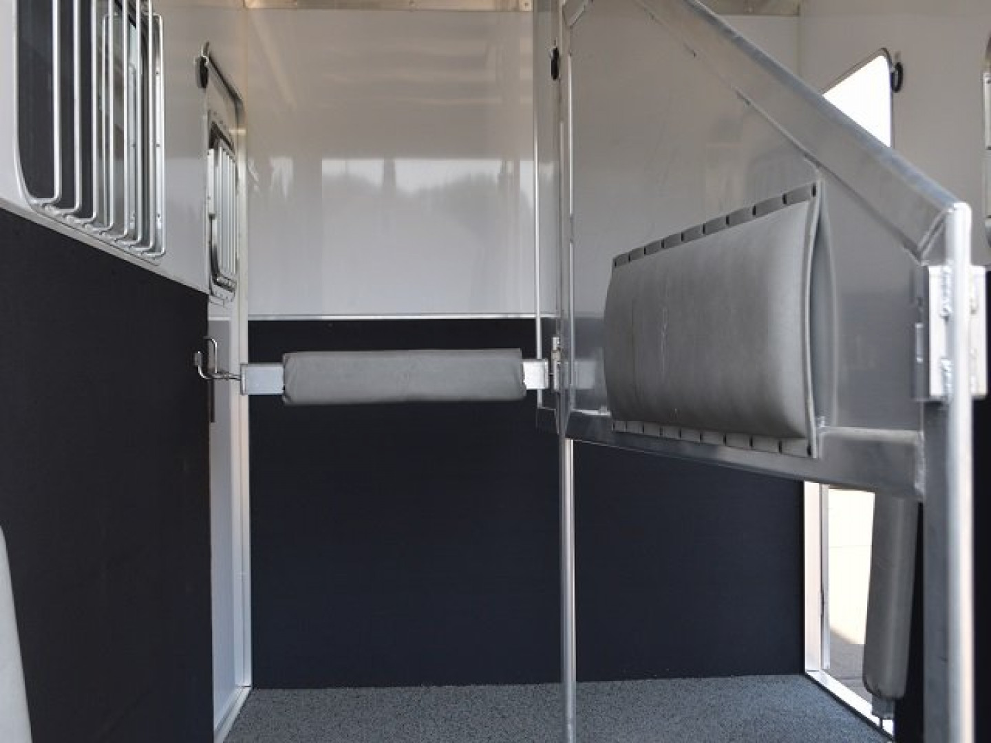 New FEATHERLITE 2-HORSE STRAIGHT LOAD WITH DRESSING ROOM