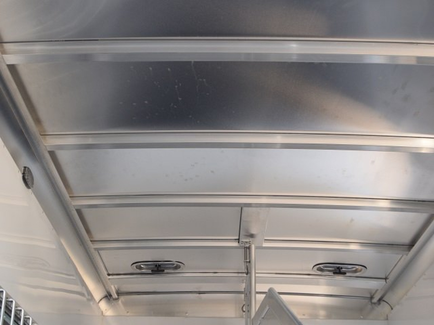 New FEATHERLITE 2-HORSE STRAIGHT LOAD WITH DRESSING ROOM