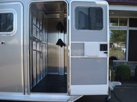 New FEATHERLITE 2-HORSE STRAIGHT LOAD WITH DRESSING ROOM
