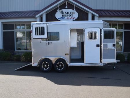 New FEATHERLITE 2-HORSE STRAIGHT LOAD WITH DRESSING ROOM