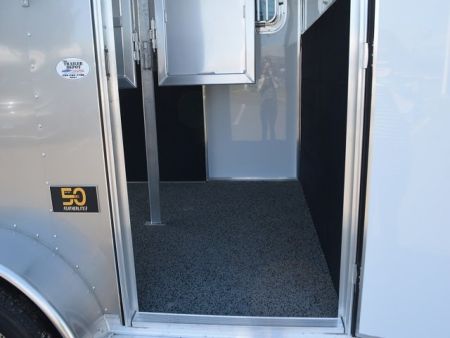 New FEATHERLITE 2-HORSE STRAIGHT LOAD WITH DRESSING ROOM